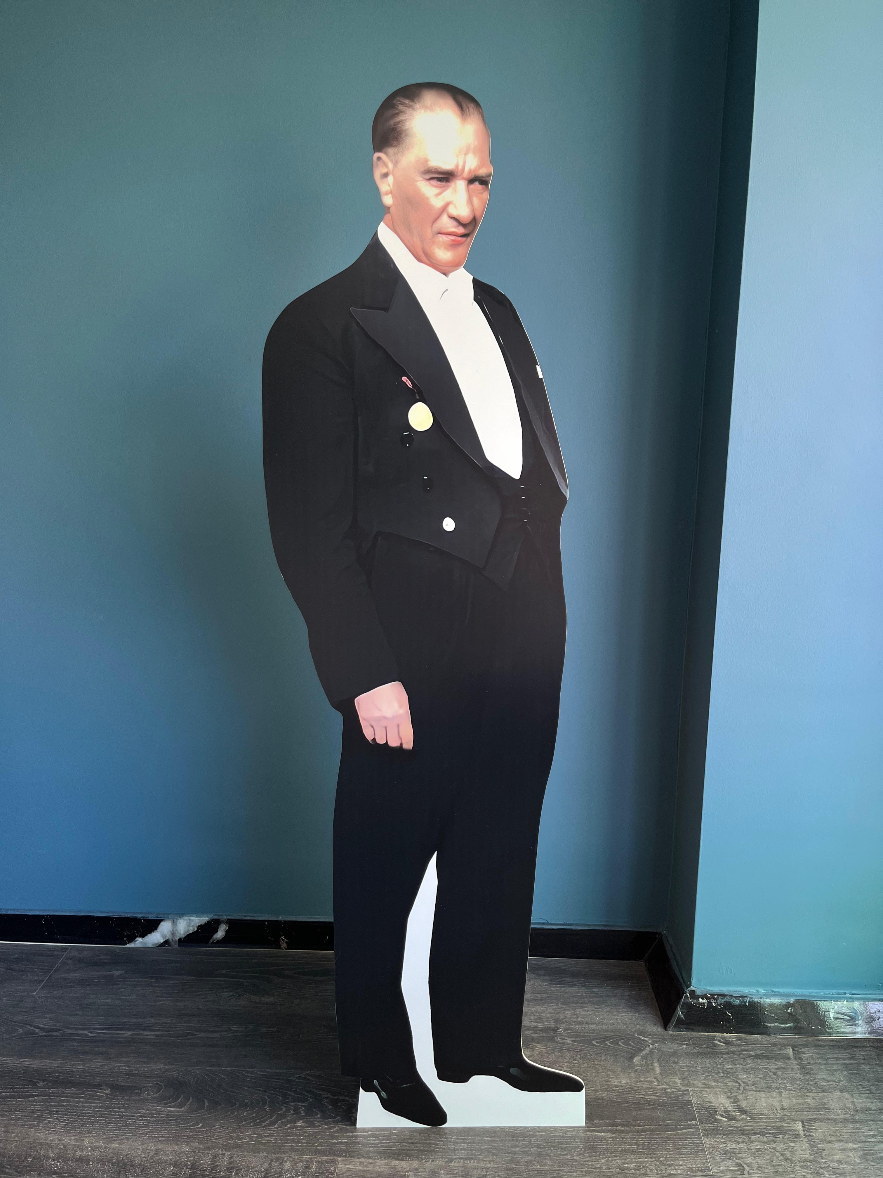 Atatürk Maketi Smokinli Mustafa Kemal Atatürk Maketi Plastik Maket 175cm Tam Boy